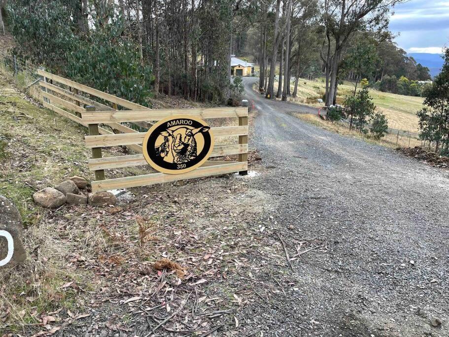 Apartamento Amaroo With A View Set On A 50 Acre Hobby Farm Collinsvale Exterior foto